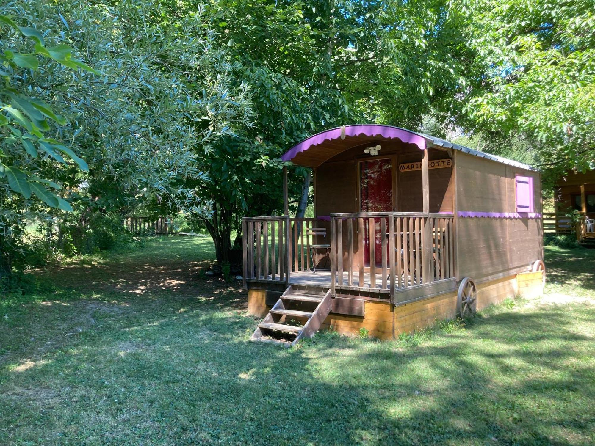 Camping, Hotel De Plein Air Les Cariamas Chateauroux-les-Alpes Exterior foto