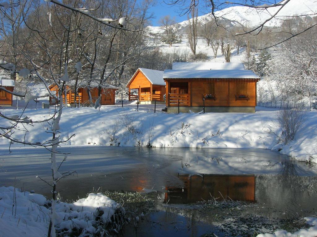 Camping, Hotel De Plein Air Les Cariamas Chateauroux-les-Alpes Exterior foto